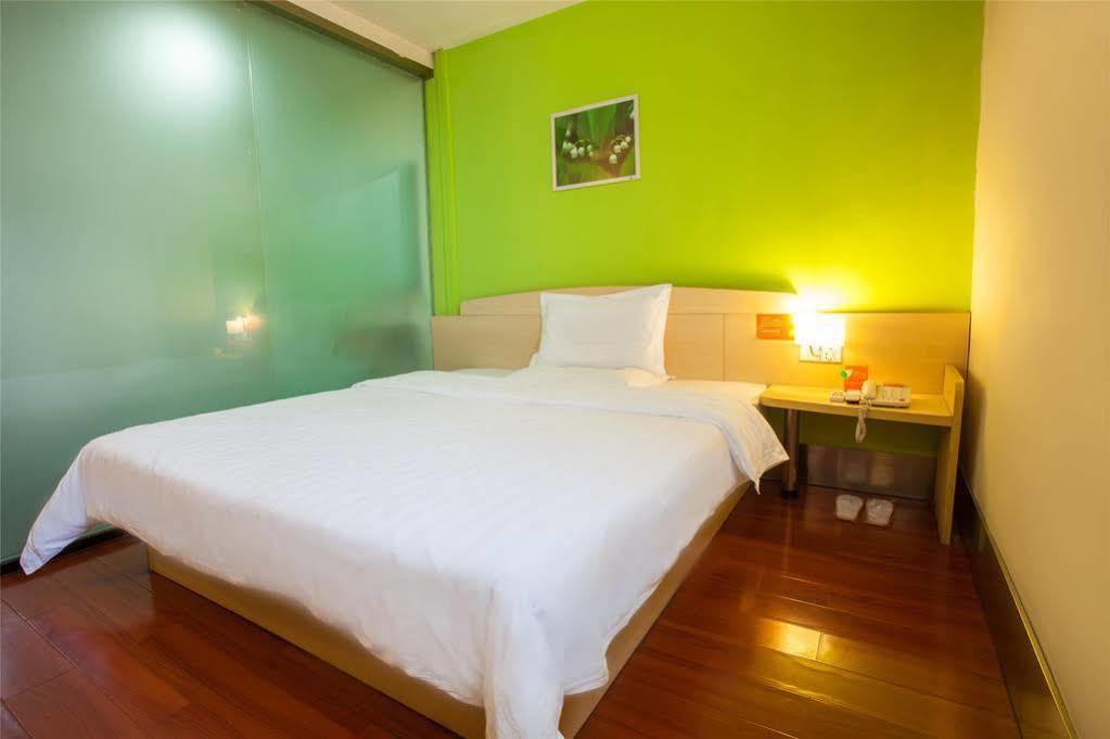 7 Days Inn Shanghai Xujiahui Caobao Road Subway Station Branch Xuhui Eksteriør bilde